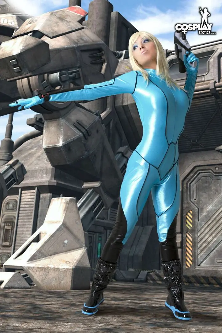 Mea Lee as Samus Aran from Metroid in a shiny blue bodysuit and black boots