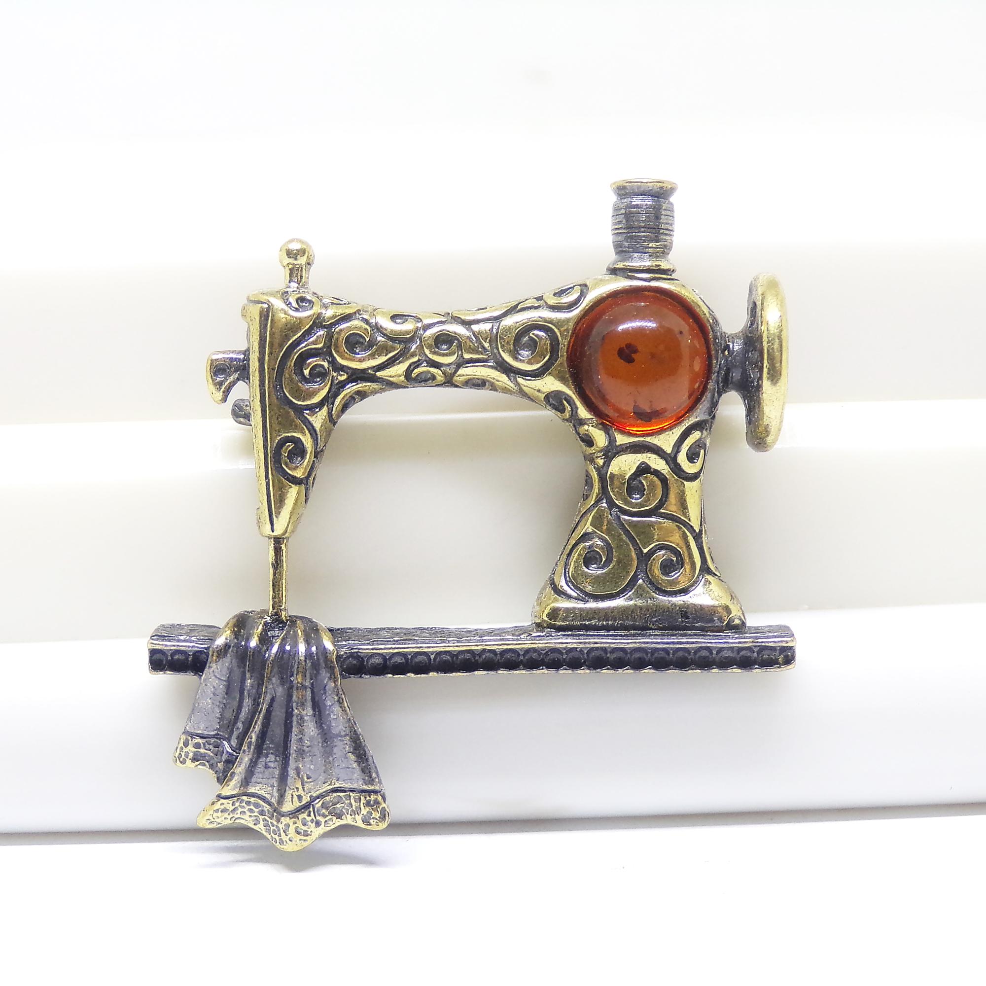 Sewing machine brooch with Baltic amber Scrolller