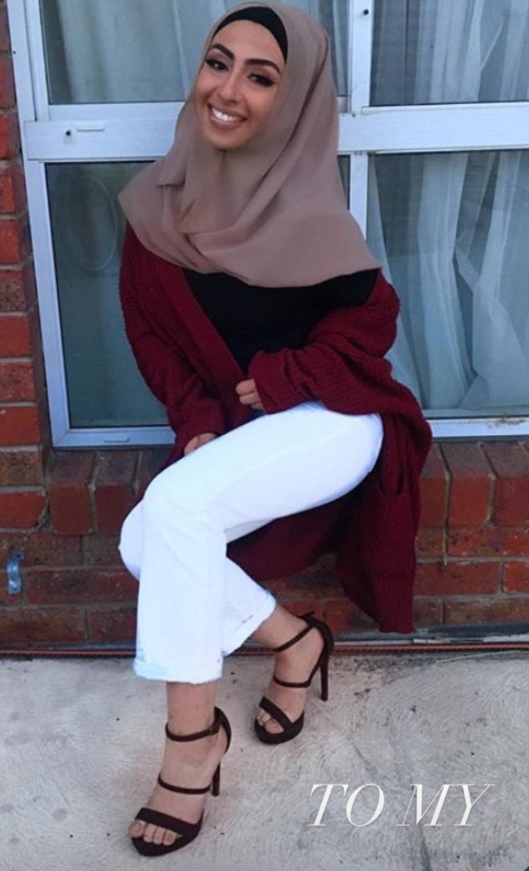 Sexy Arab Hijabi Scrolller