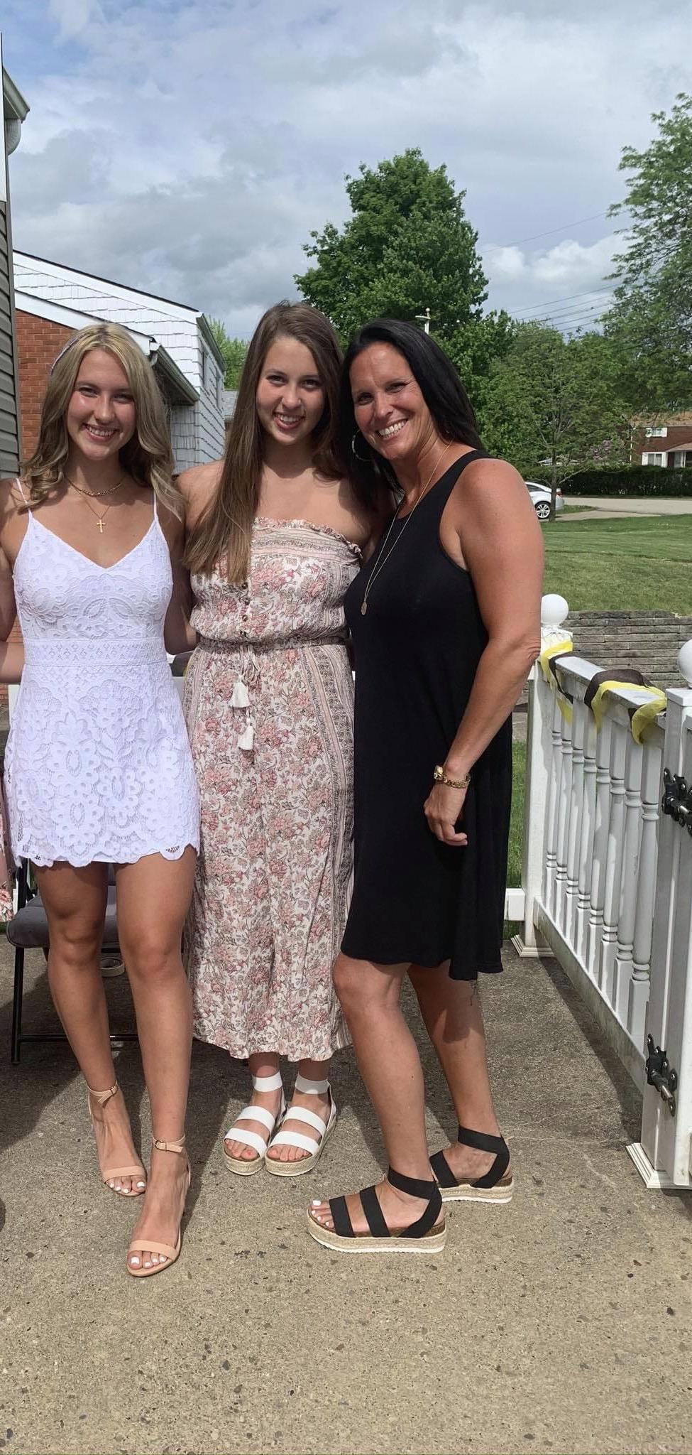 Sexy Mom And Her Daughters Scrolller