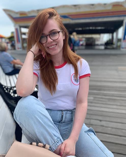 she-looks-beautiful-in-glasses-scrolller