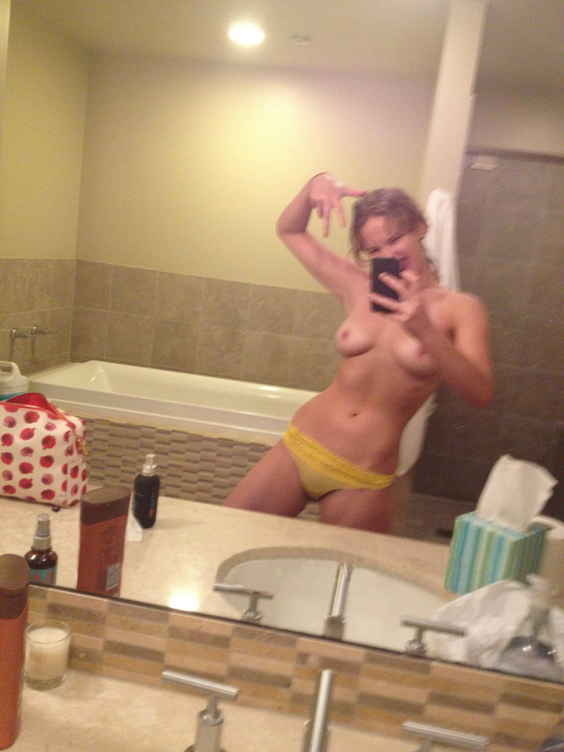 NakedFamousPeople