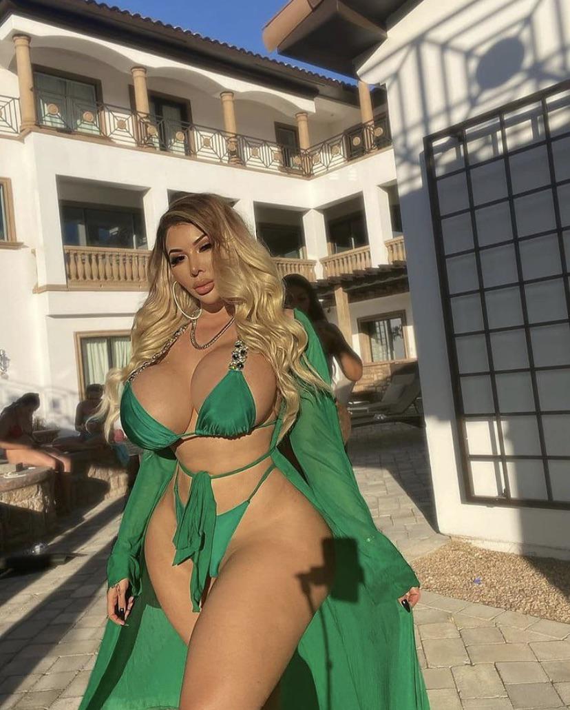 Stephanie Palomares (@Palomareslive) | Scrolller