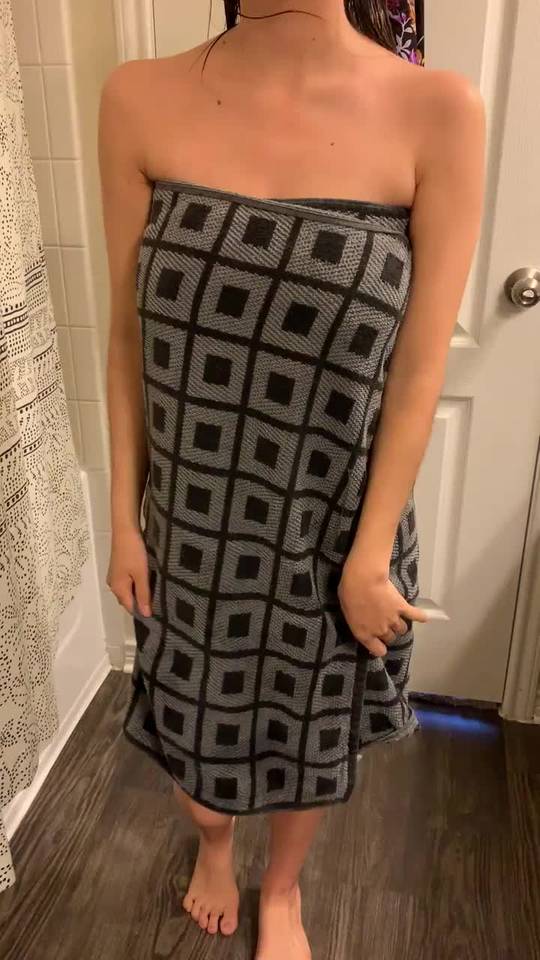 dropping my towel, fresh out of the shower 💦(OC) Scrolller