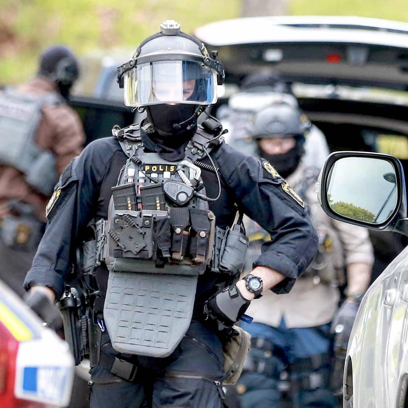 swedish-piketen-regional-swat-operators-during-a-raid-in-v-llingby