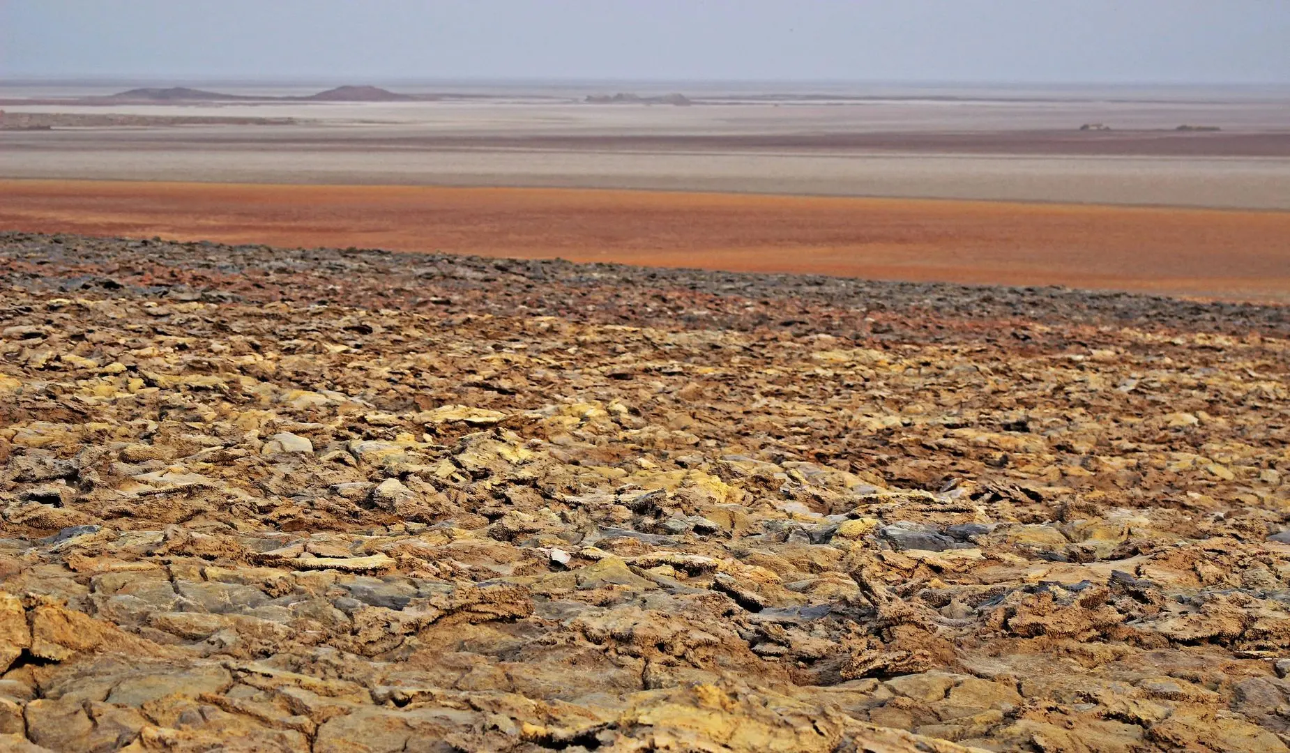 The Danakil desert seen from Dallol volcano, Ethiopia [OC] [3110x1816]