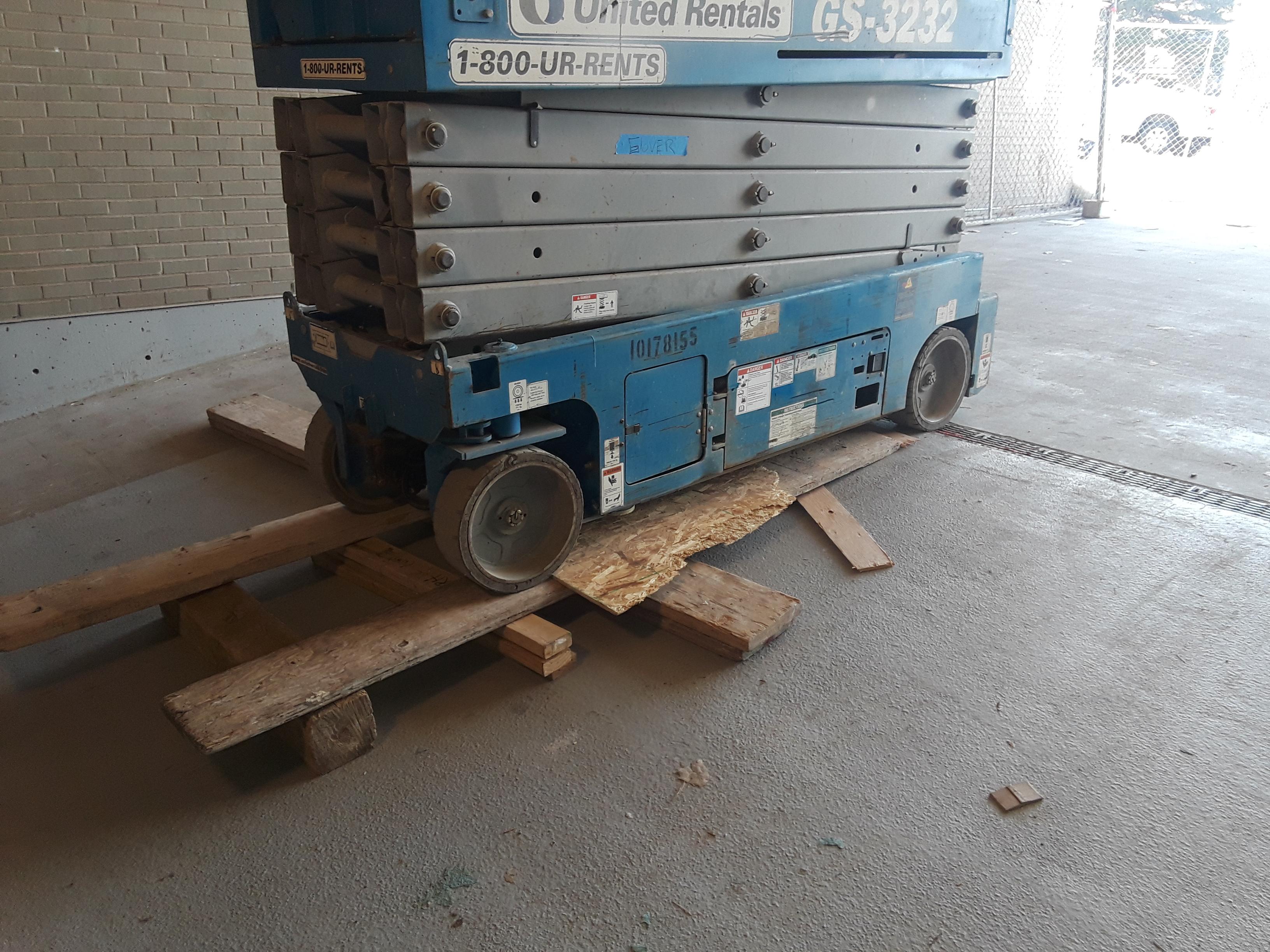 This scissor lift leveling ramp looks totally legit. | Scrolller