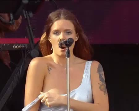 Tove Lo exposing