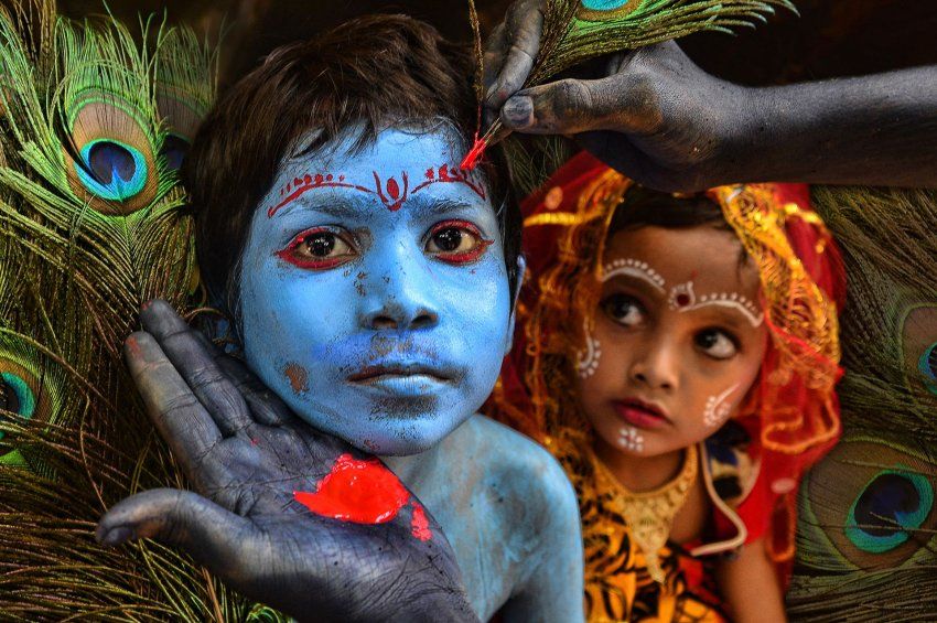 traditional-bodypaint-in-india-lord-krishna-scrolller