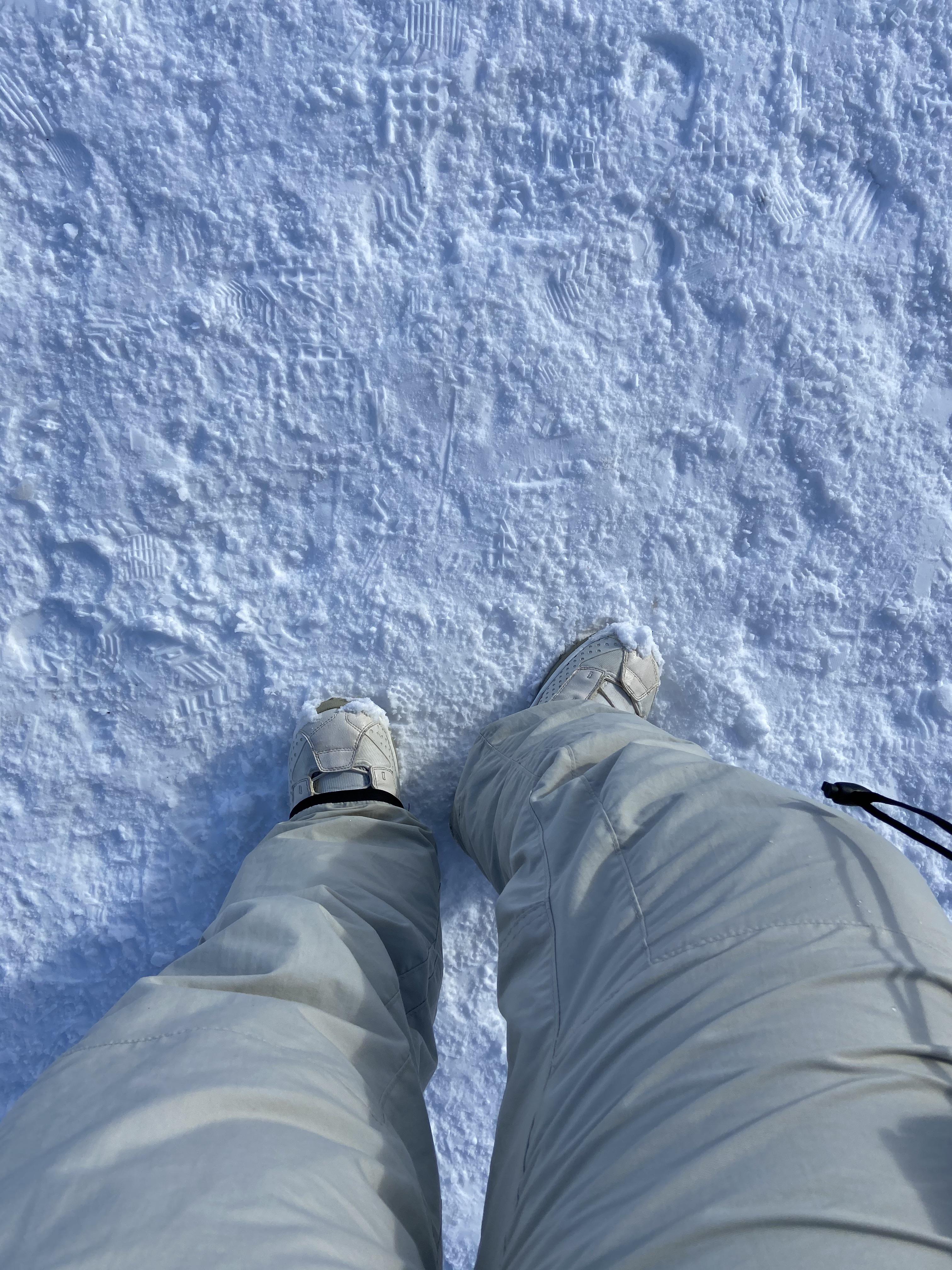 who-wants-to-smelly-my-stinky-feet-in-these-snowboarding-boots