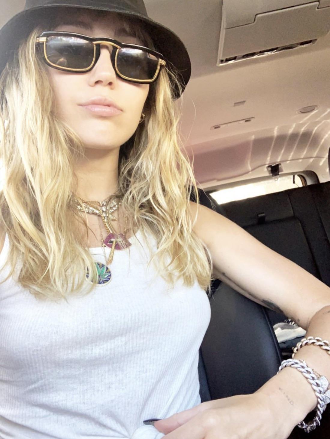 Wife beater Scrolller