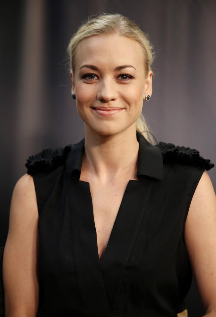 Yvonne Strahovski pretty with a ponytail | Scrolller