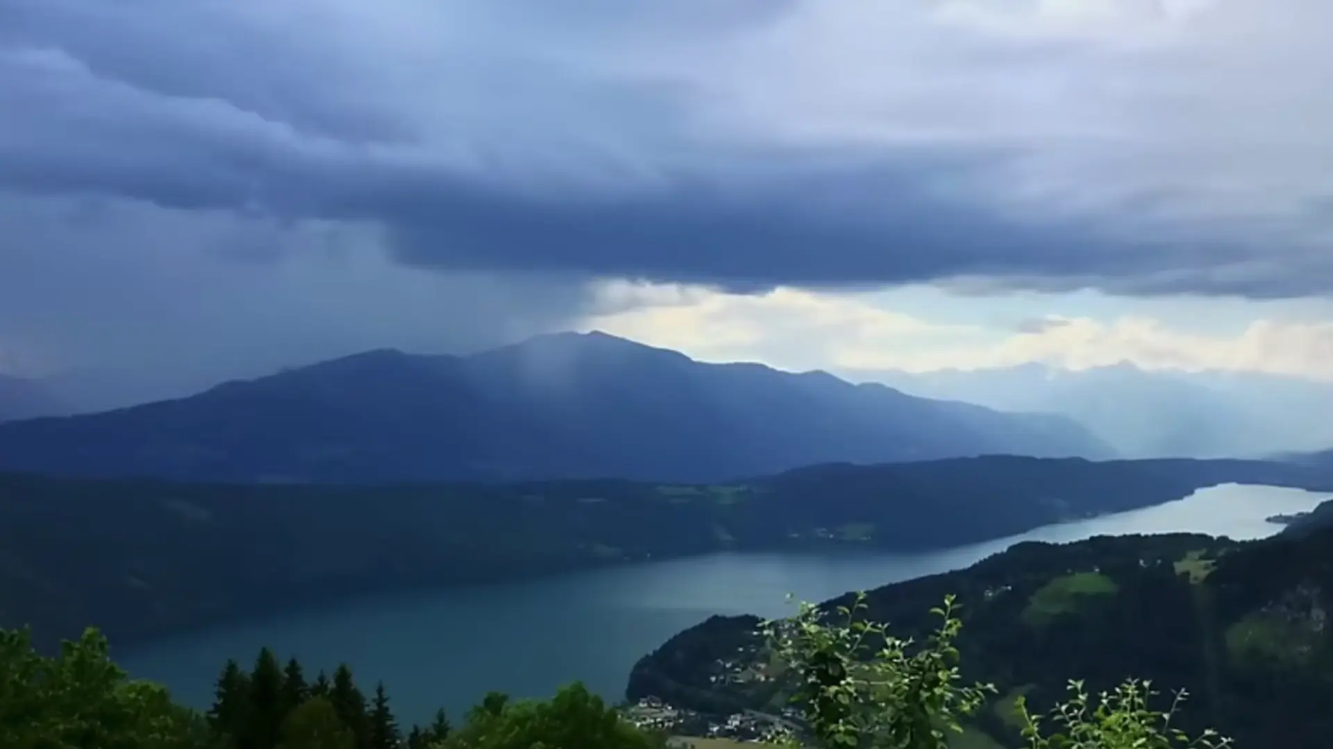 🔥Timelapse of a microburst dropping a massive load of rain during a thunderstorm over Lake Millstatt in Austria