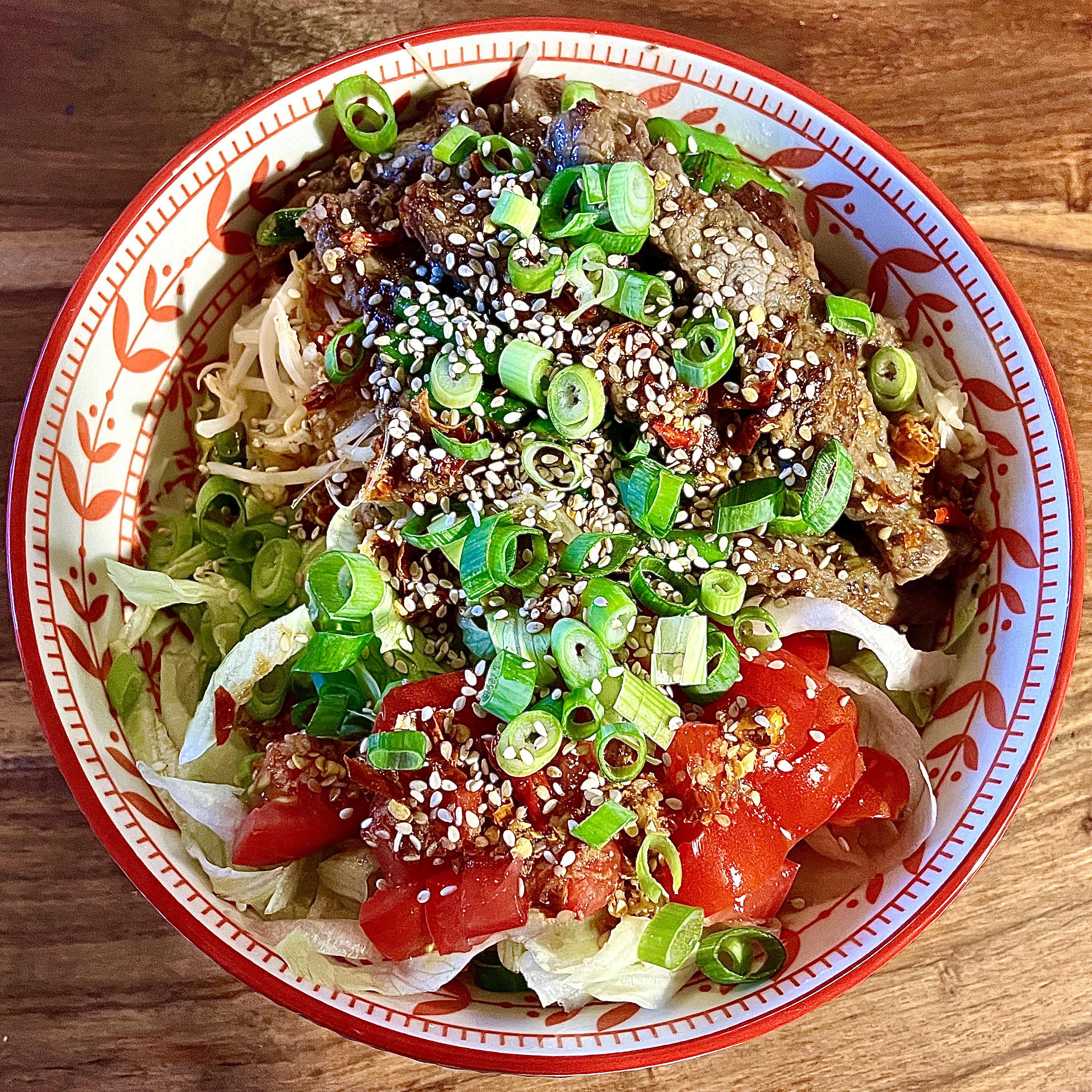 [Homemade] bowl with beef, rice noodles and chilli-ginger-lime sauce ...