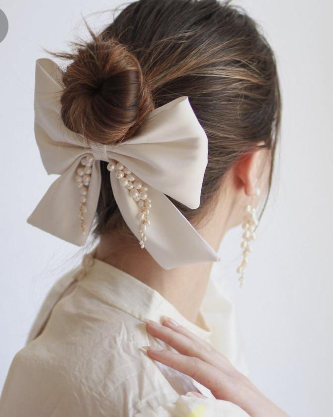 Can I wear a bow in my hair with Azazie Calypso?