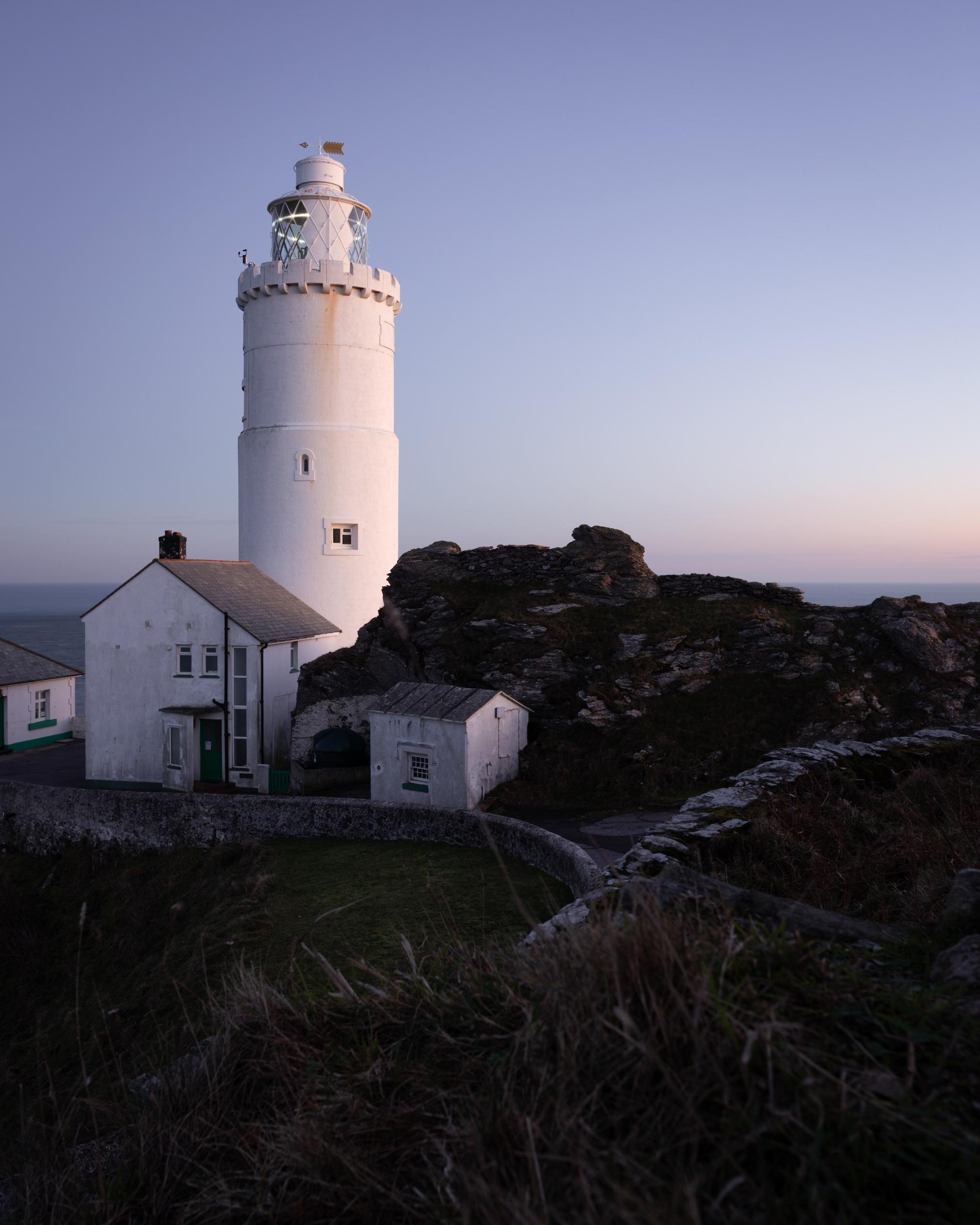 Last night of the day over Start Point Lighthouse, Devon [OC] | Scrolller