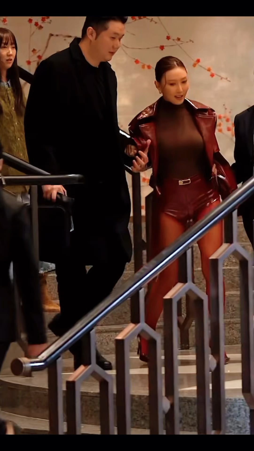 Hwasa injured (broke) her toe but she choose to serve cunt!