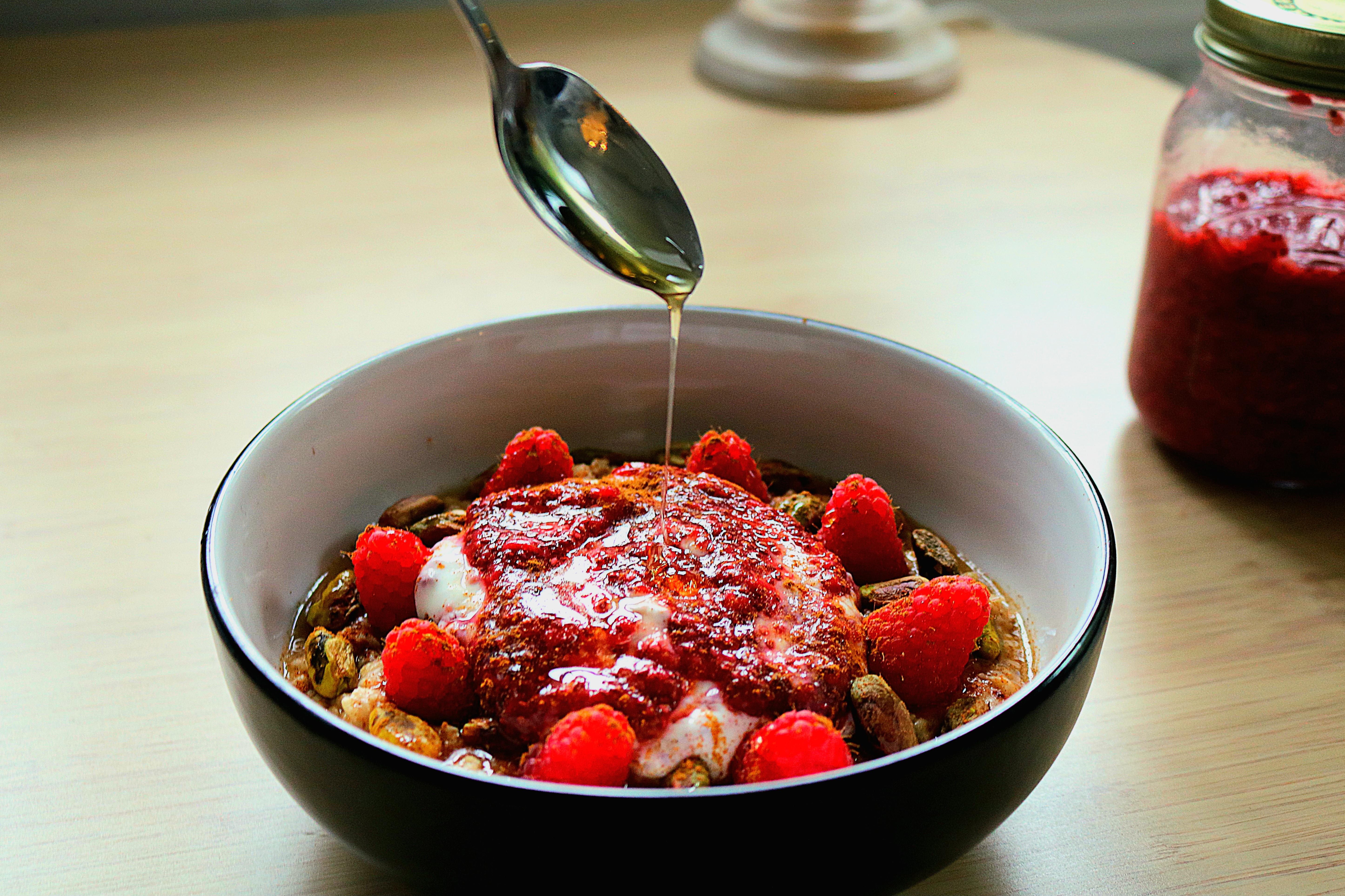 [Homemade] Raspberry and pistachio porridge, topped with greek yoghurt ...