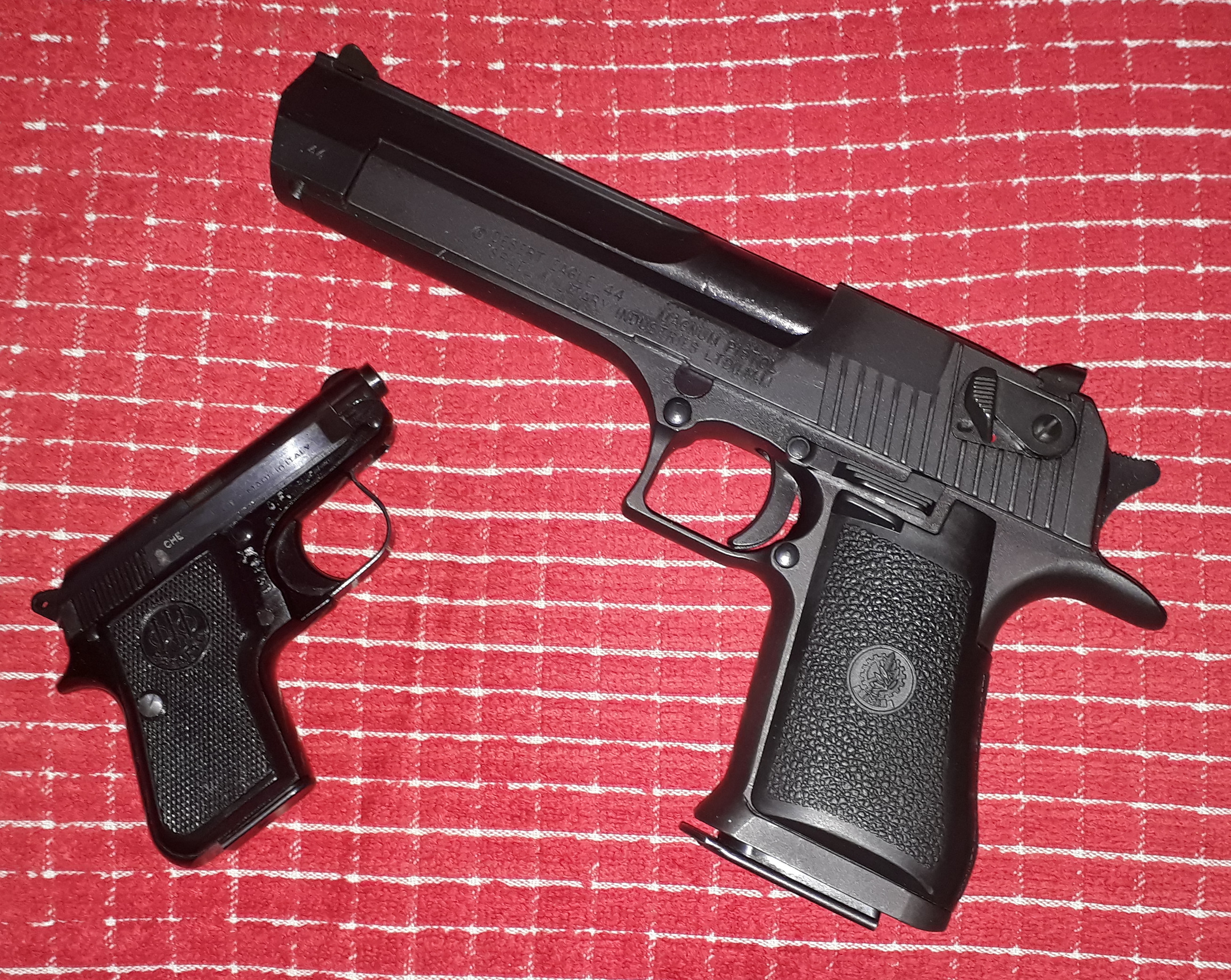 Biggest vs. smallest pistols, unpractical edition.