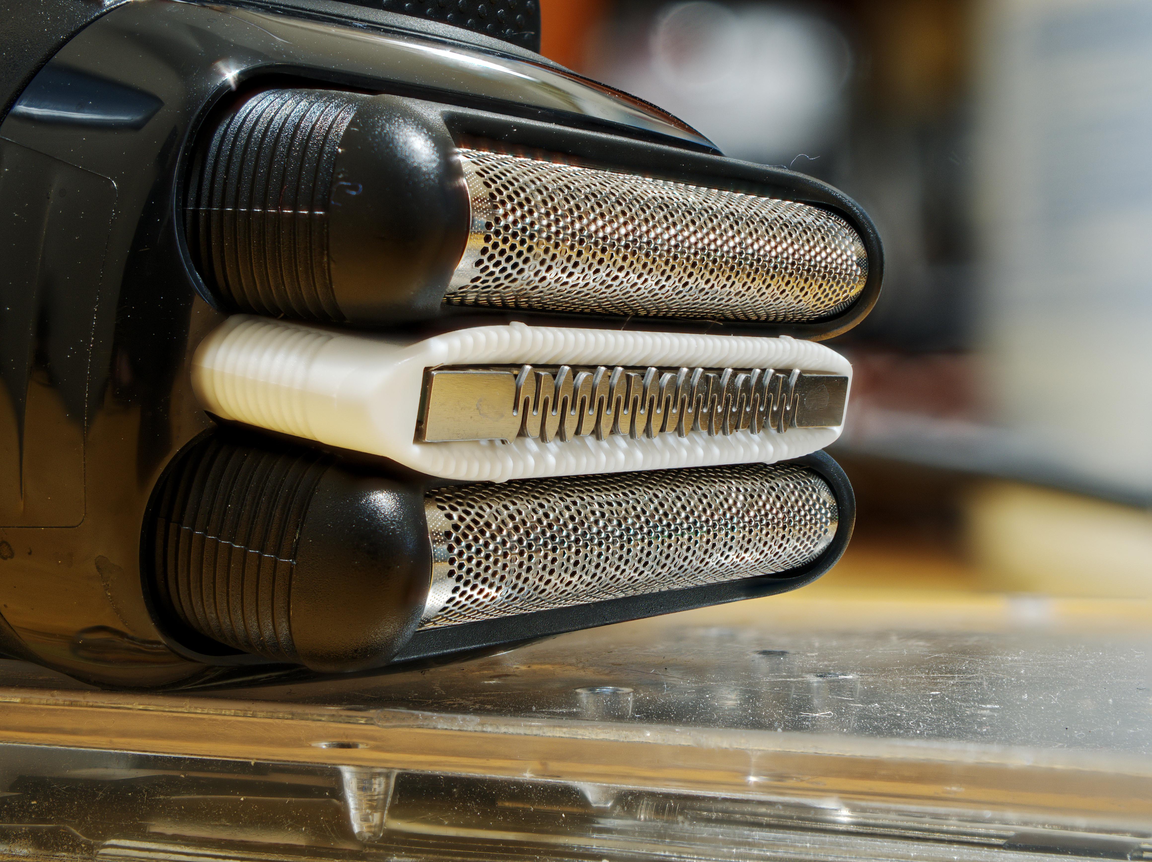 Ez Razor 30 shot focus stack of an electric razor | Scrolller