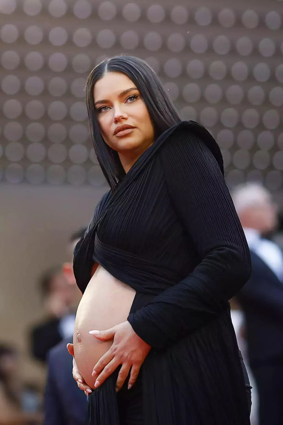 Pregnant Adriana Lima’s bare belly Scrolller