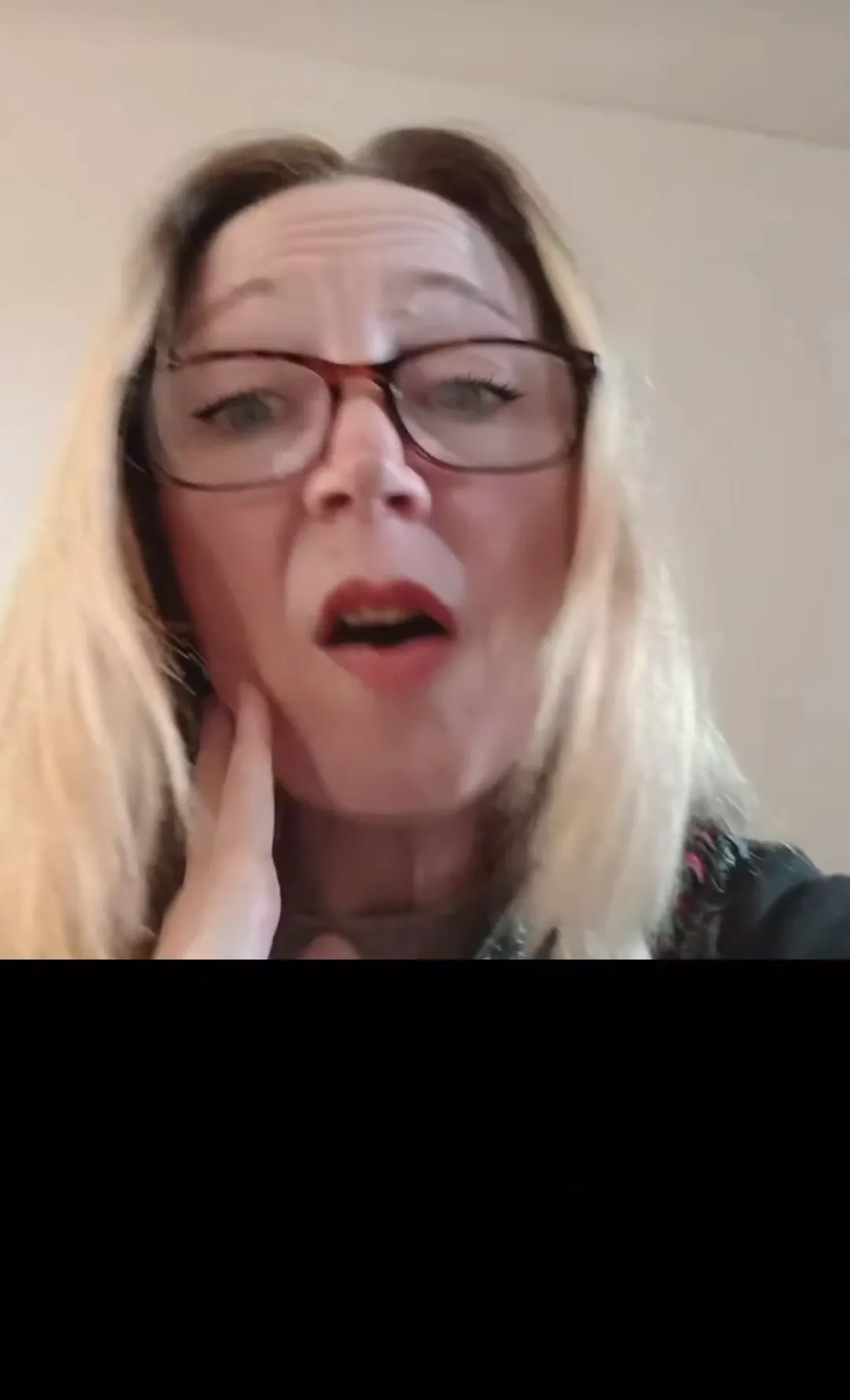 Kelli Hollis aka Yvonne about the shameless uk Reddit group