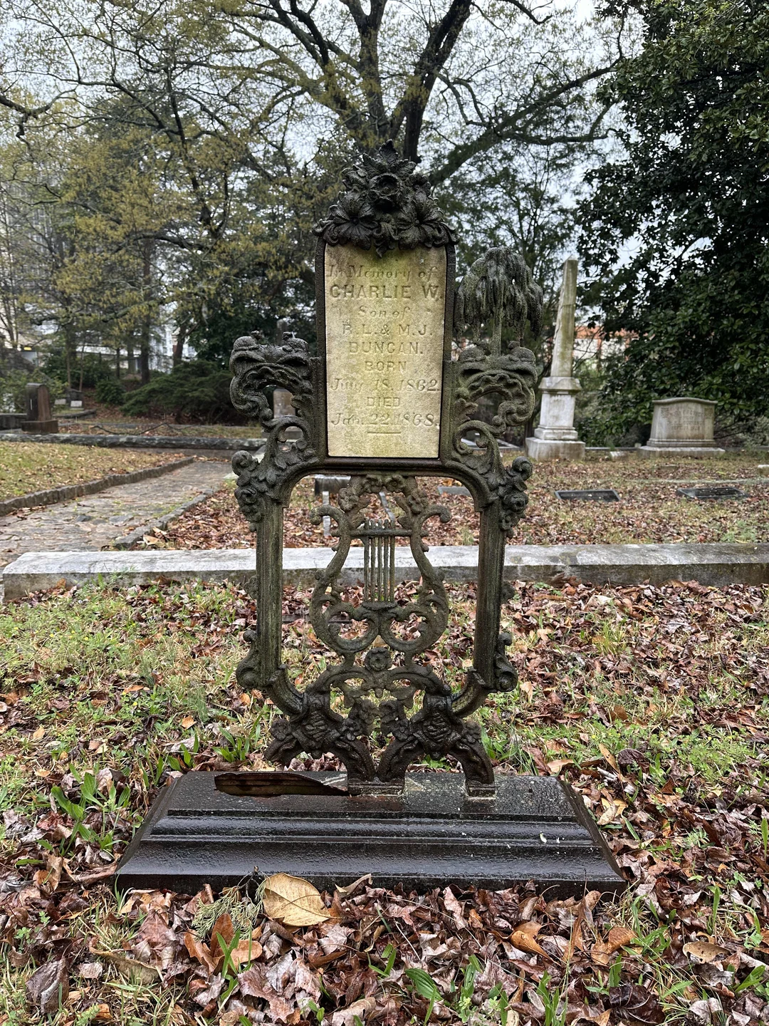 Gorgeous grave in Decatur Cemetery, GA | Scrolller