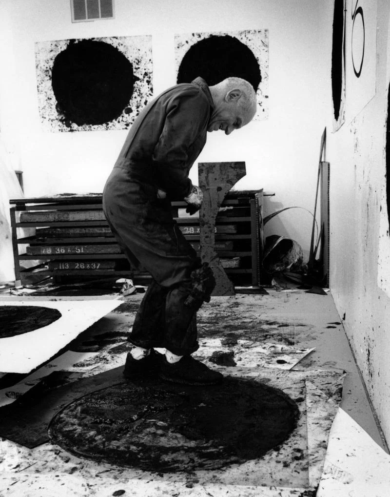 stanley-felsen-richard-serra-stomping-paintstick-through-a-wire-mesh