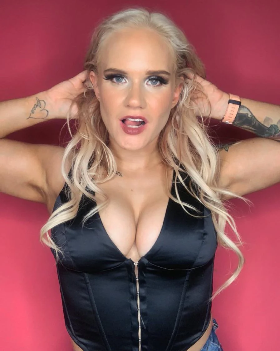 Shazza McKenzie boobs Scrolller