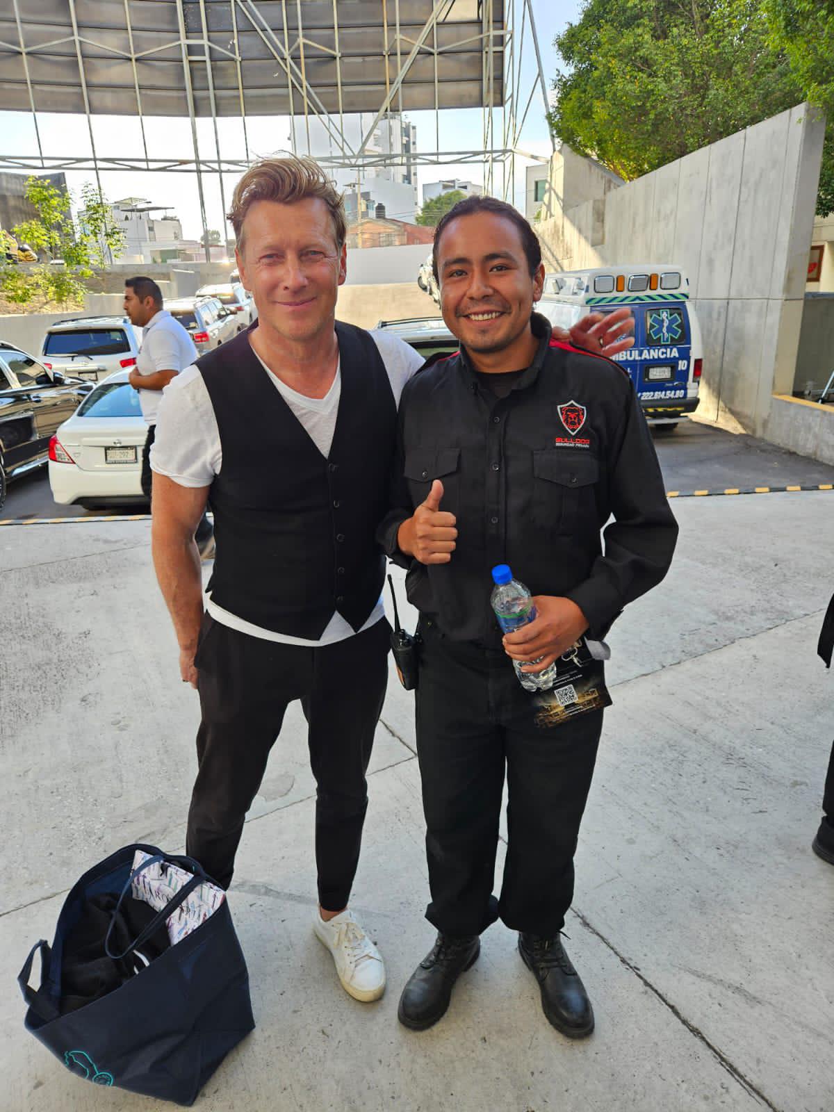 I didn't know what envy was until today, my friend from Mexico today met hero number 10, at a Sports festival in Puebla Mexico, in almost 20 years I have never been able to meet him and you? 😞