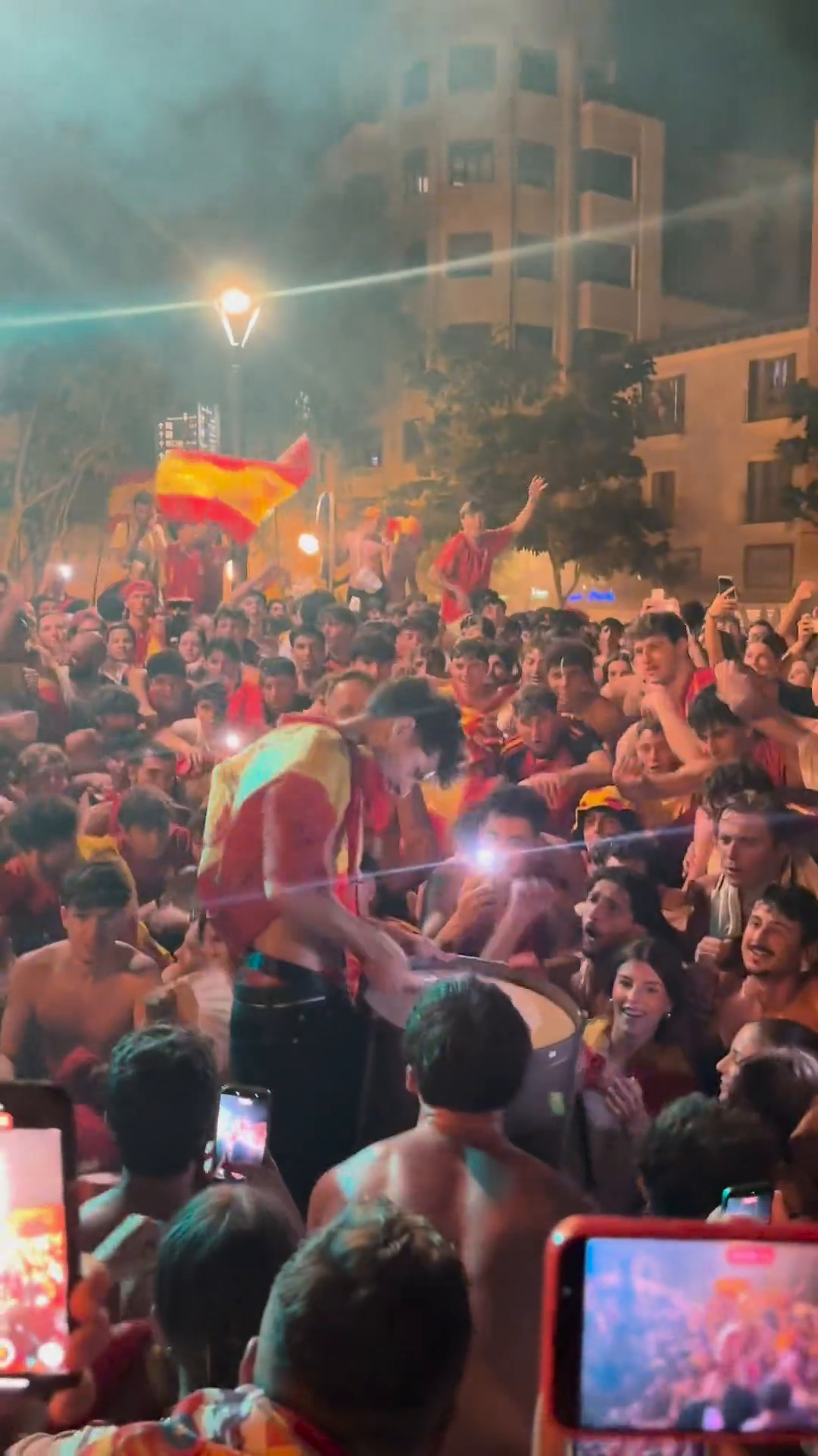 Resubo el video de la celebracion de la victoria de España en Palma con el audio original