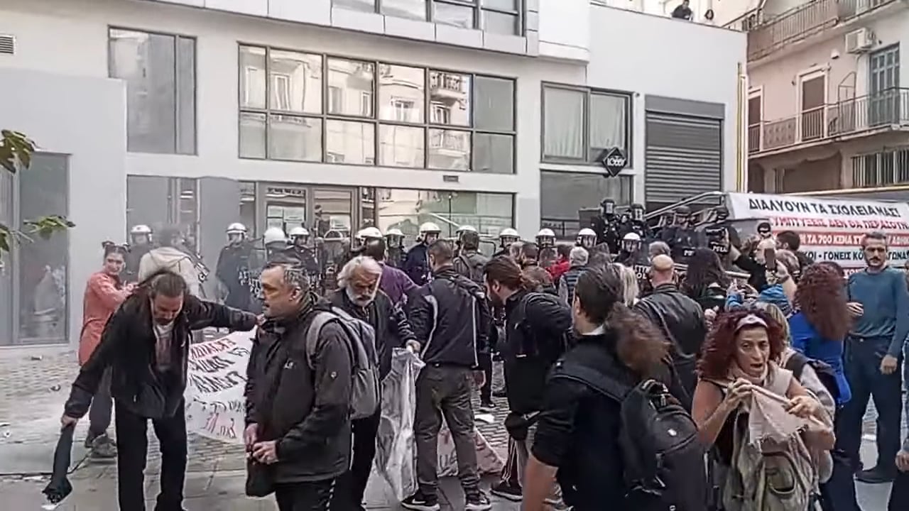 ΜΑΤ επιτέθηκαν με χημικά και κρότου λάμψης κατά γονιών και μικρών παιδιών έξω από την πρωτοβάθμια εκπαίδευση στο Μεταξουργείο. • Παιδιά μεταφέρθηκαν σε Κέντρο Υγείας