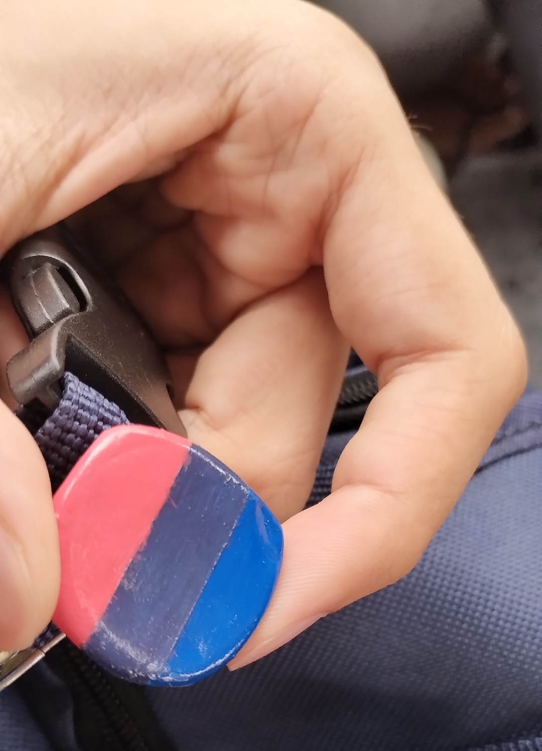 I made a botton with a bottle cap and a pin :3