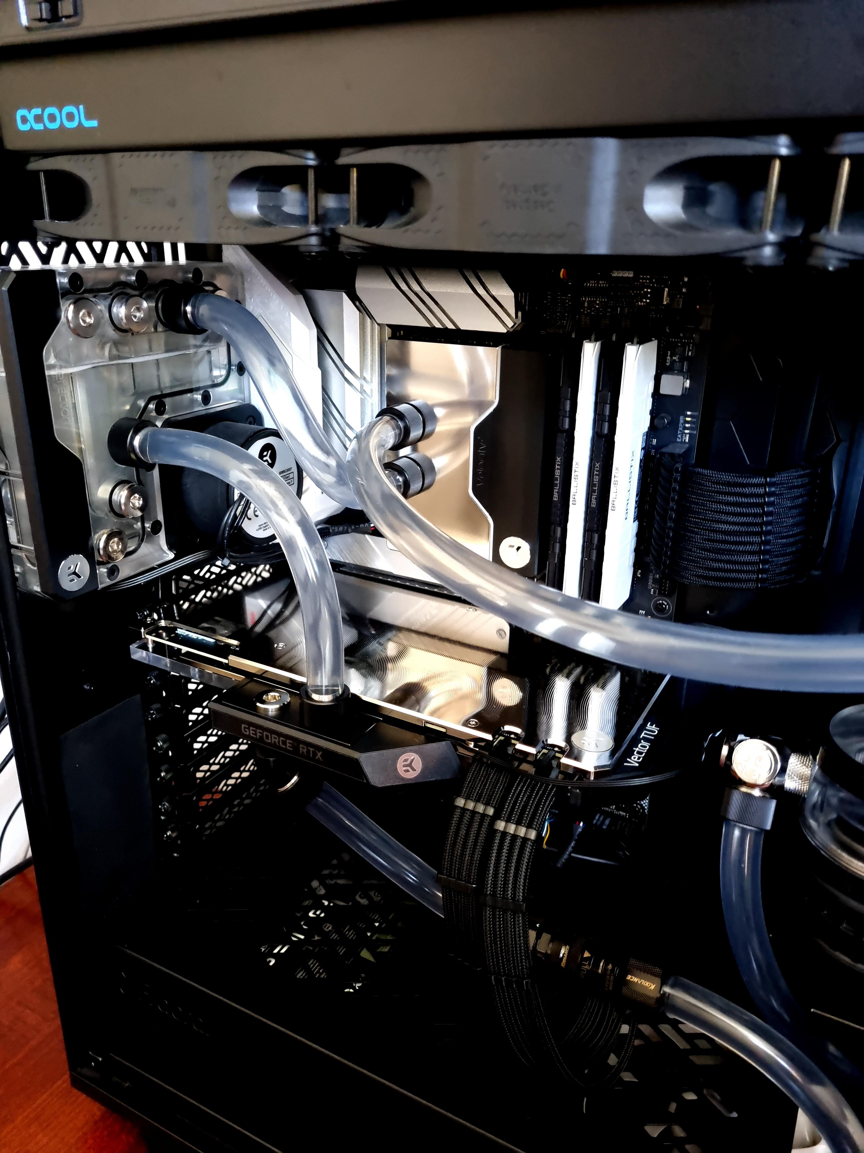 Custom Loop Soft Tube New EK loop soft tube 16/10 (left) vs old EK Duraclear both after 30 ...