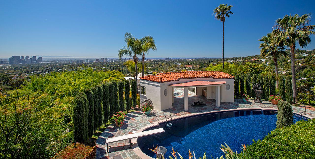 Hello, does anyone know what style Lebron James house. I feel like there’s sort of something of everything.
