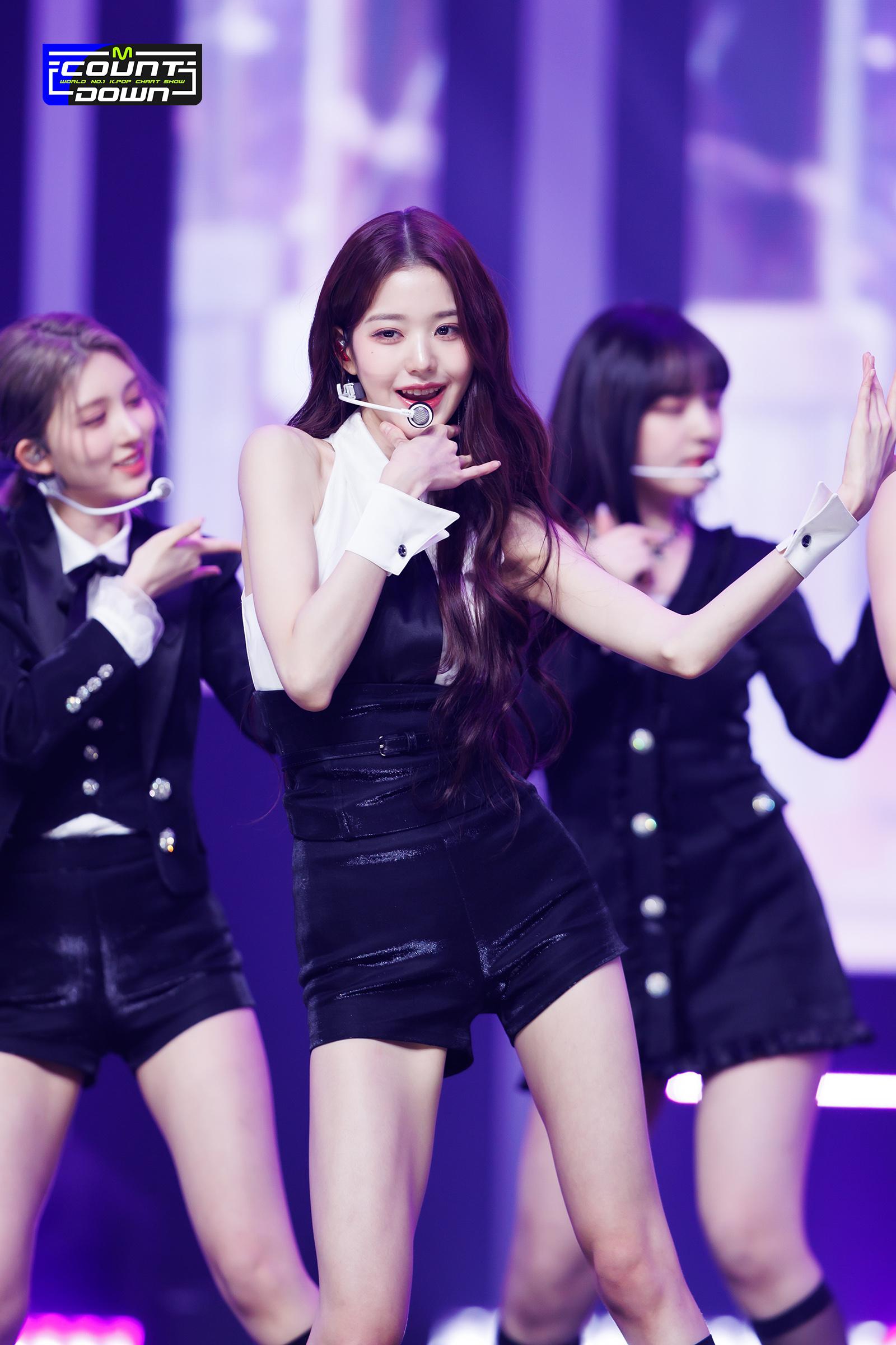 230109 M Countdown Naver Update with Jang Wonyoung - LOVE DIVE + After ...
