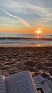 A book with the sound of the beach in the background who accompanies me 🏝️
