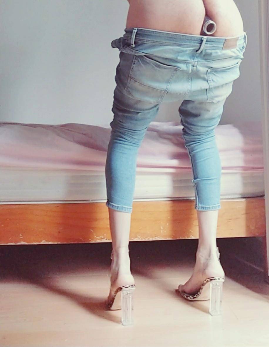 Lovely view of her half off jeans | Scrolller