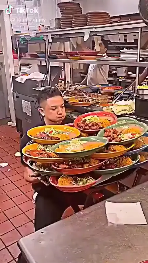A very efficient food runner 