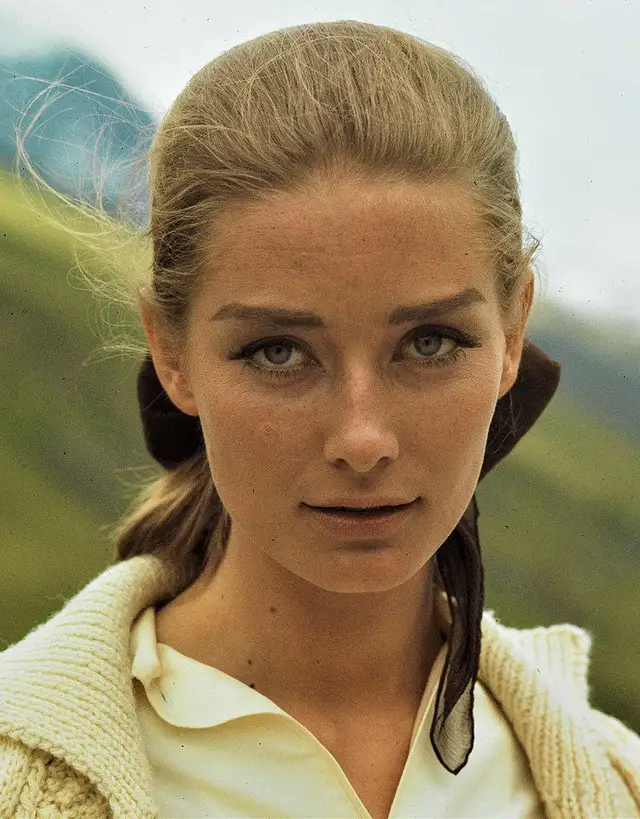 Tania Mallet Scrolller