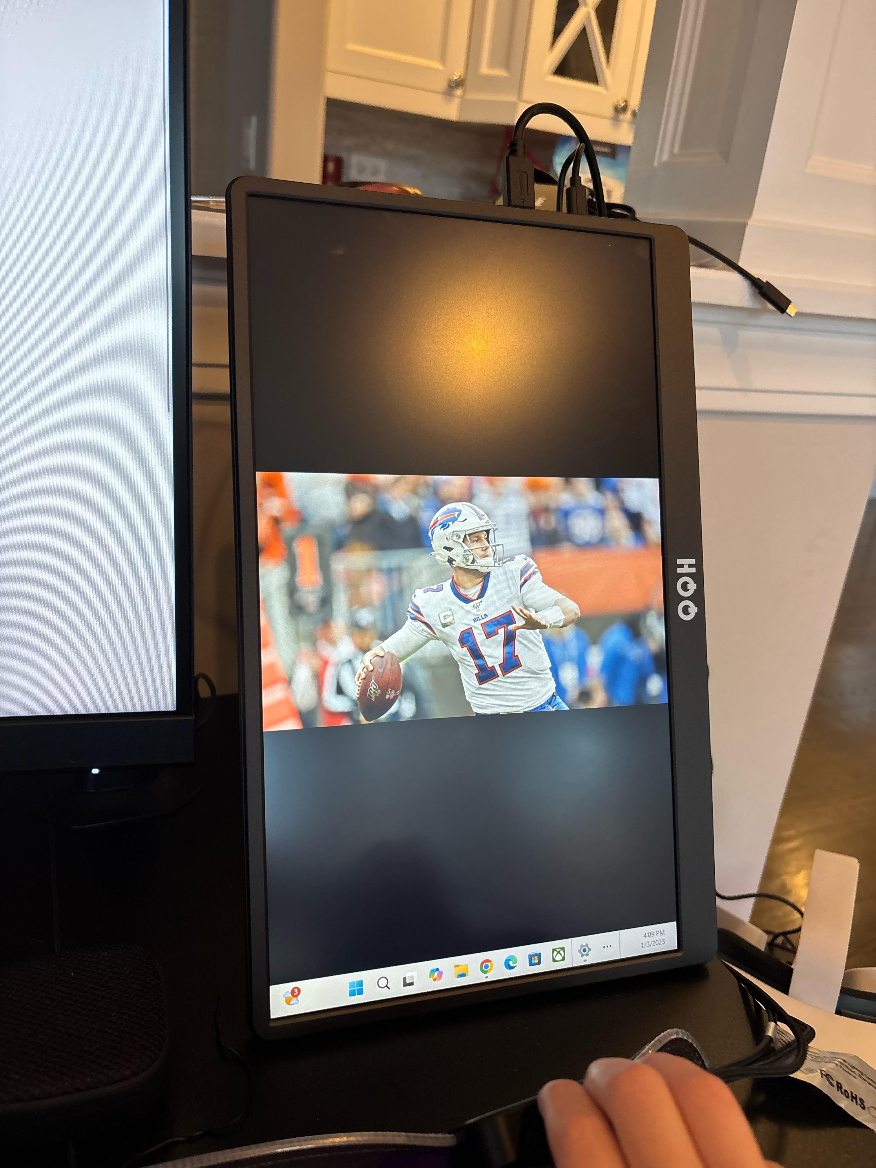 My portrait monitor isn’t going full screen | Scrolller