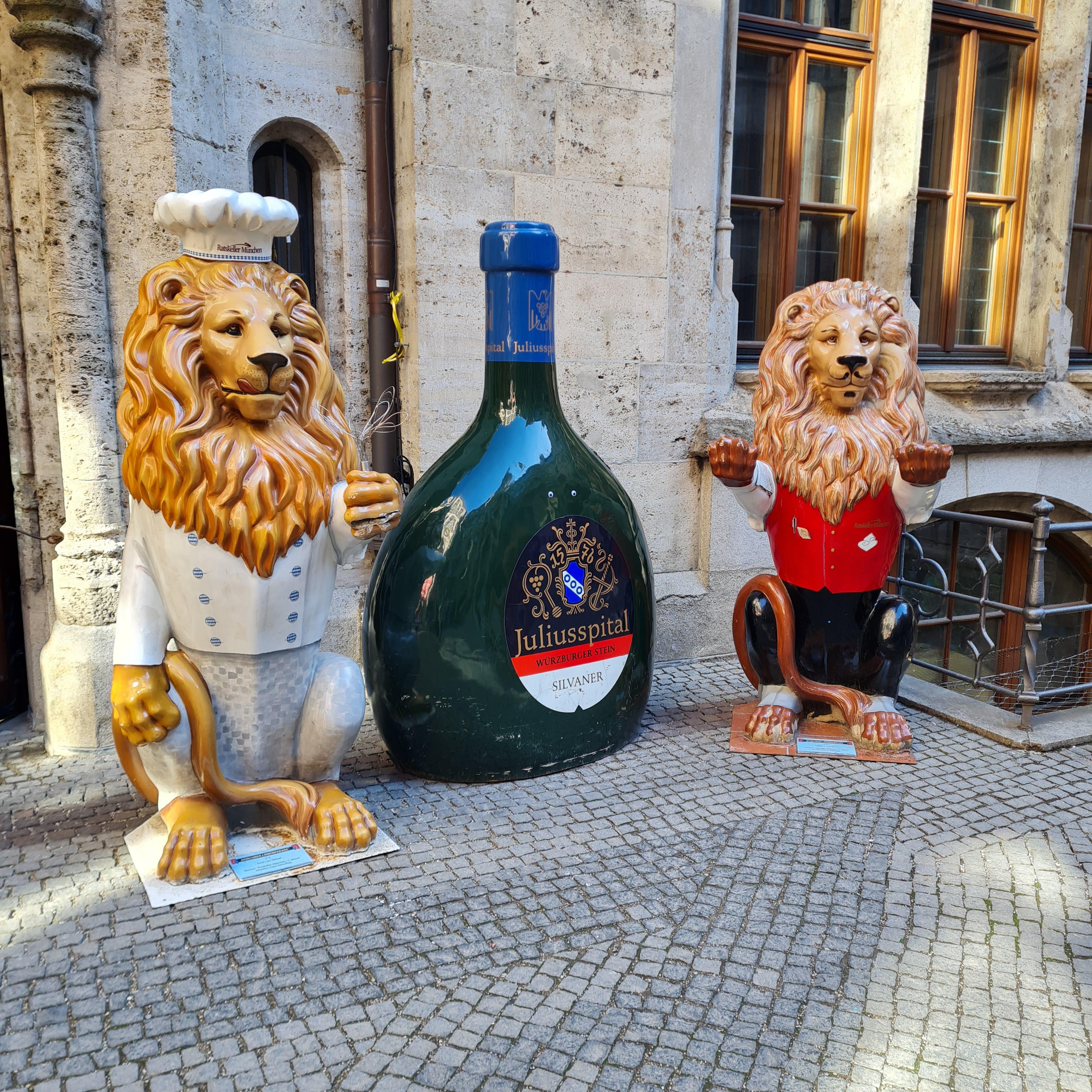 Munich landmarks including the New Town Hall, Glyptothek, Karlstor, and Allianz Arena with groups of people