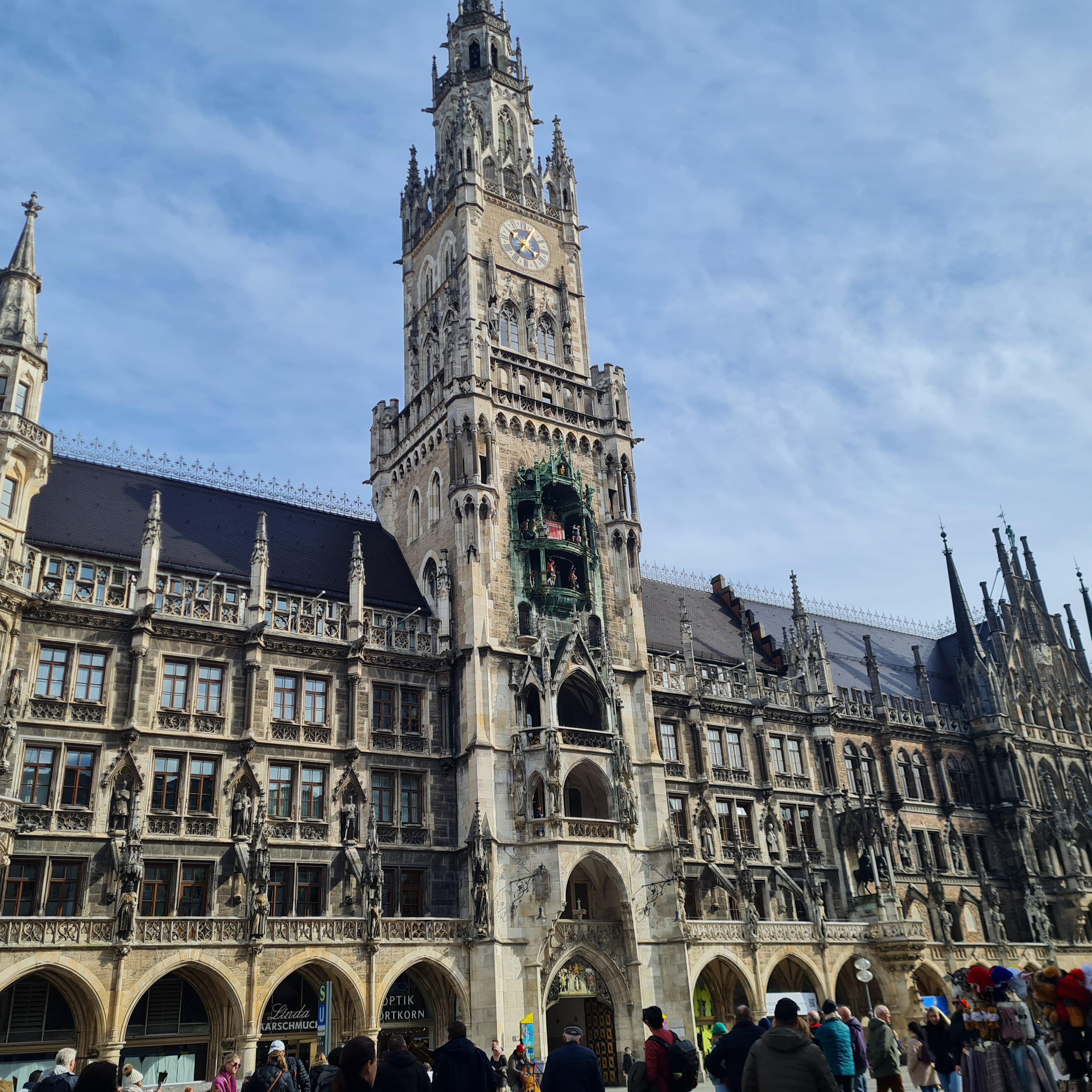 Munich landmarks including the New Town Hall, Glyptothek, Karlstor, and Allianz Arena with groups of people