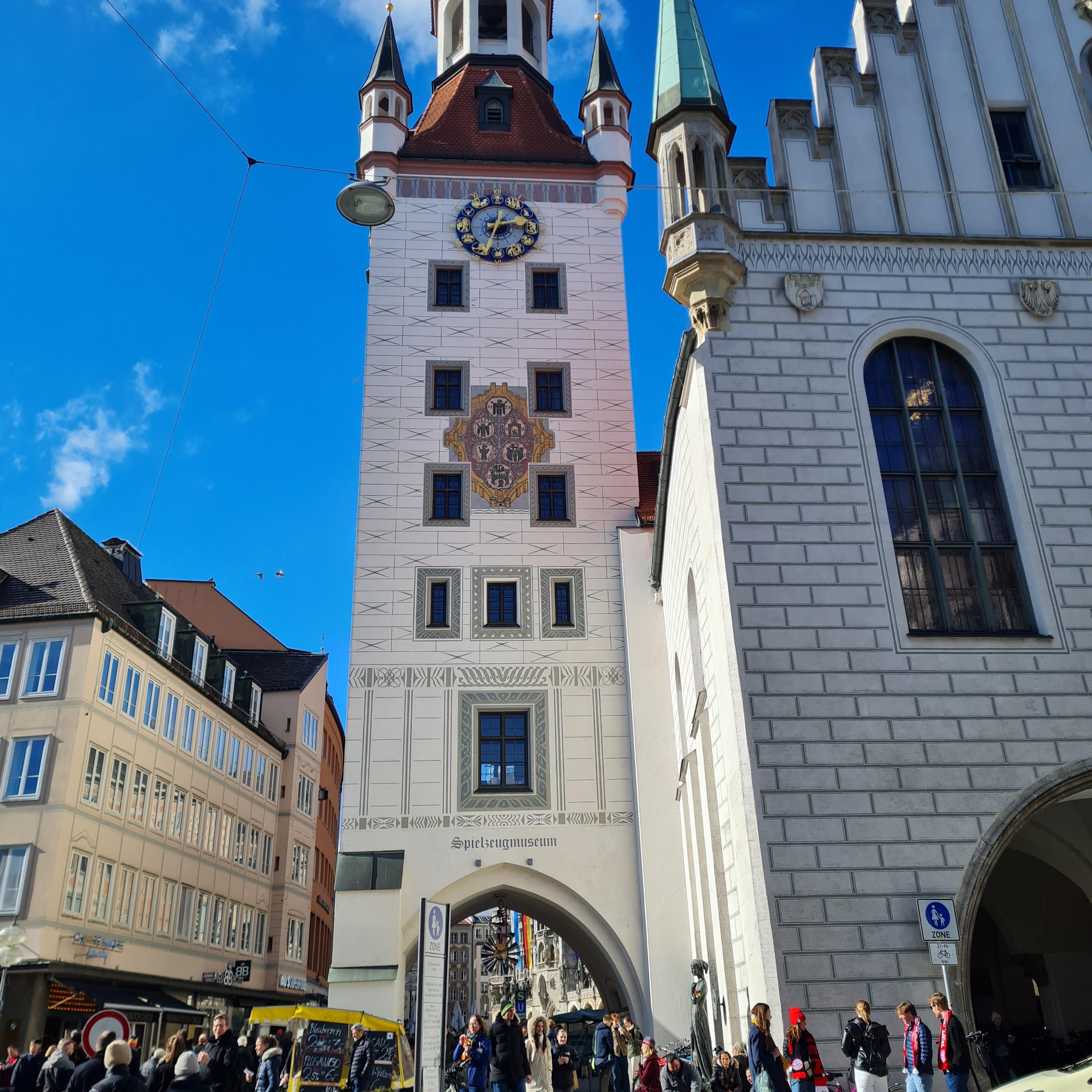 Munich landmarks including the New Town Hall, Glyptothek, Karlstor, and Allianz Arena with groups of people