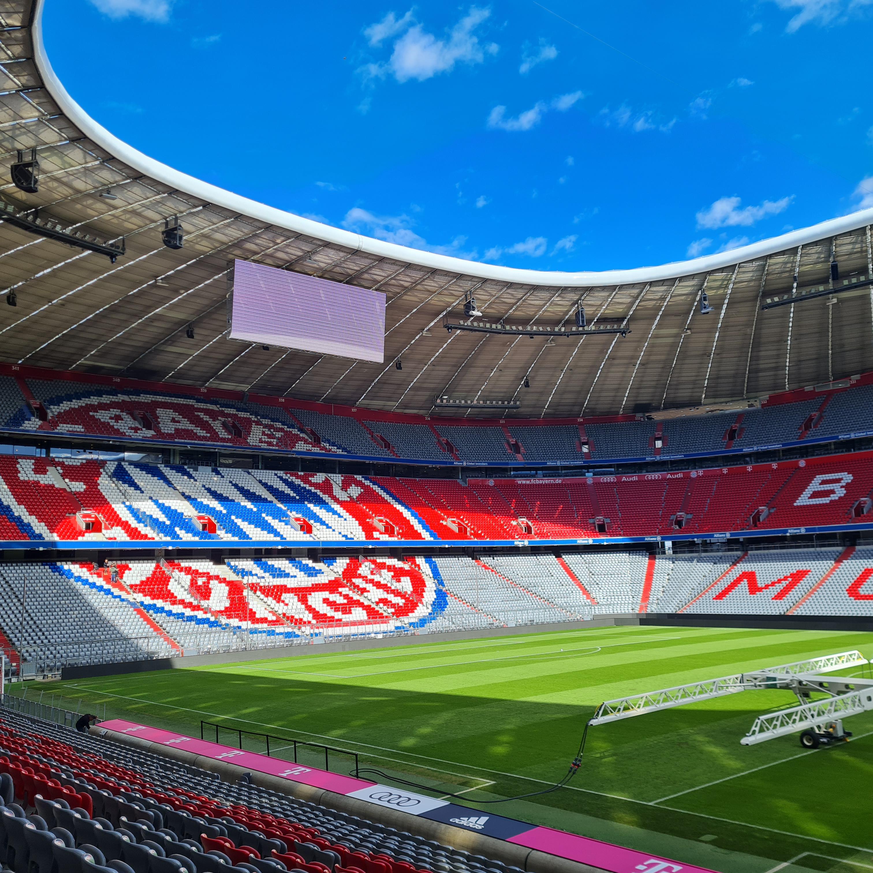 Munich landmarks including the New Town Hall, Glyptothek, Karlstor, and Allianz Arena with groups of people