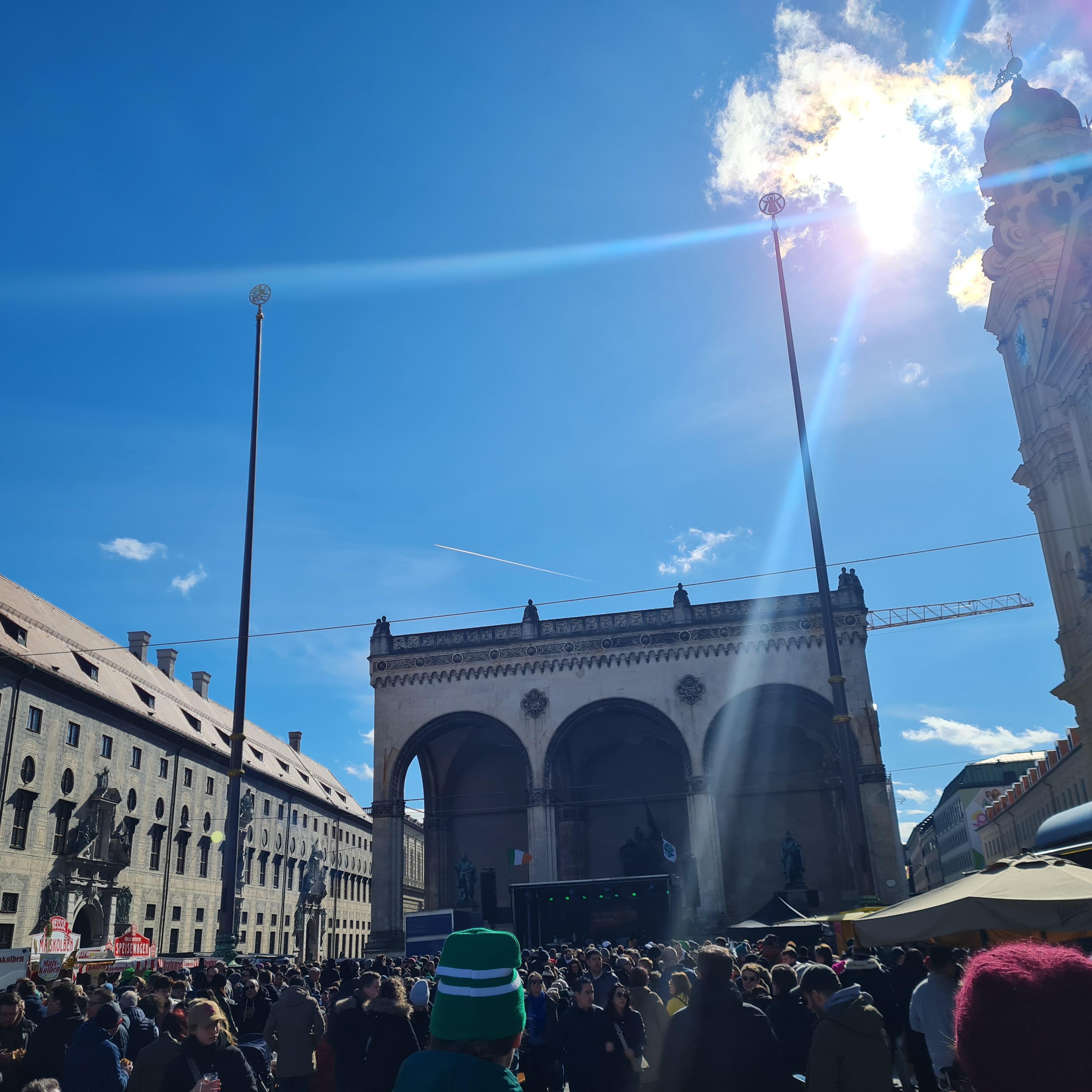 Munich landmarks including the New Town Hall, Glyptothek, Karlstor, and Allianz Arena with groups of people