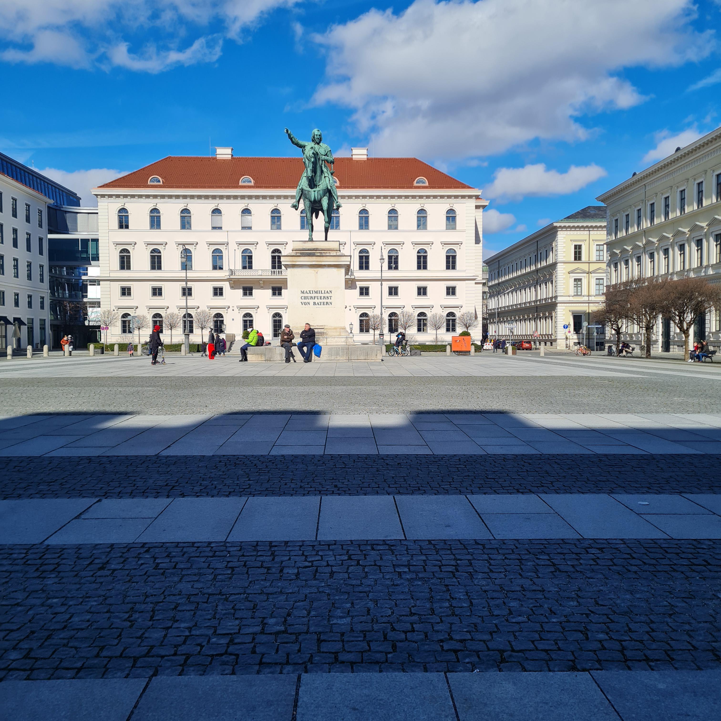 Munich landmarks including the New Town Hall, Glyptothek, Karlstor, and Allianz Arena with groups of people