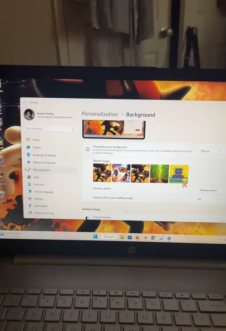 Anyone else dealing with Windows 11 wallpaper glitch when switching desktops?