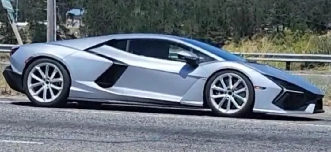 Spotted lamborghini revuelto how rare is this car (1920x1080) | Scrolller