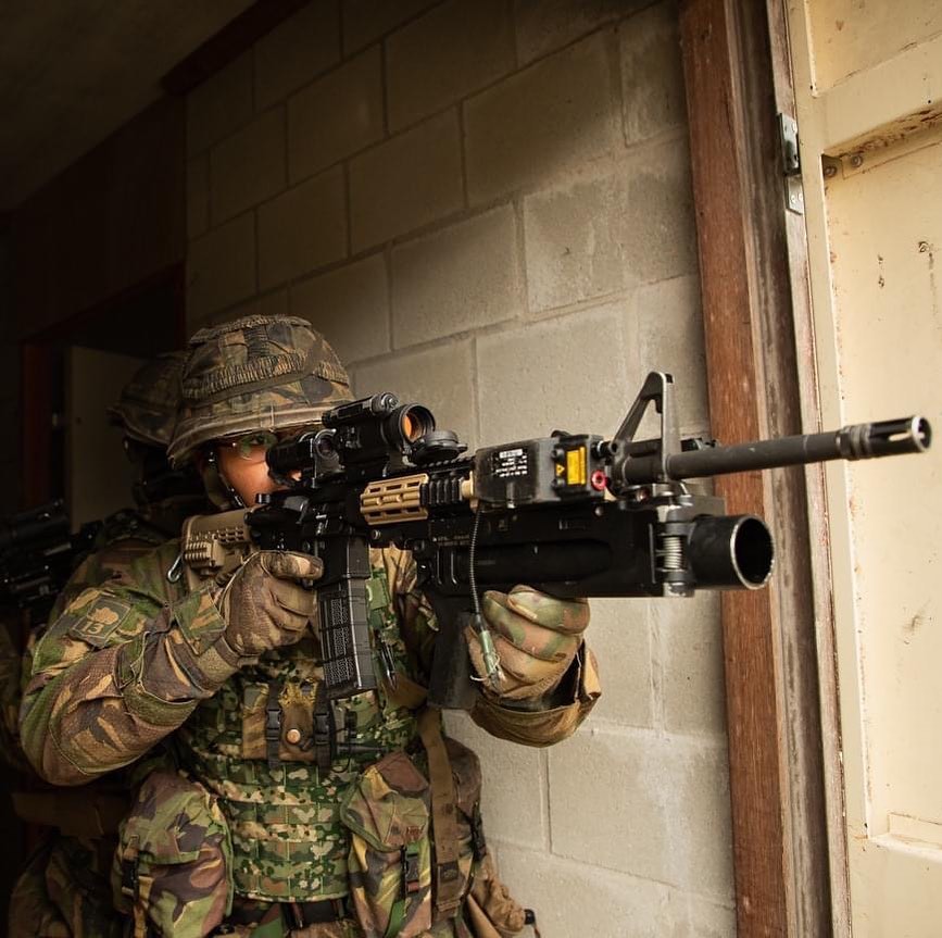 The standard-issue rifle of the Dutch military. The Diemaco (now Colt ...